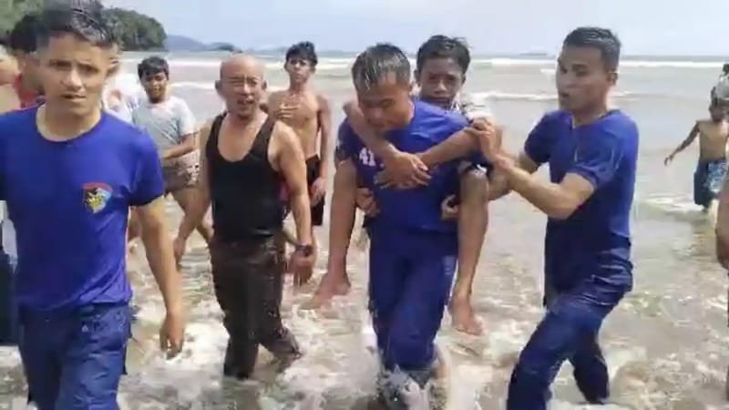 Remaja Terseret Ombak di Pantai Air Manis Berhasil Diselamatkan