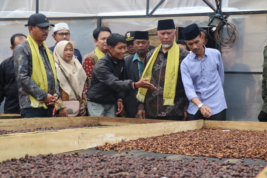 Resmikan Rumah Produksi Pertanian Kopi, Gubernur Sumbar Dukung Hilirisasi Kopi Wonorejo Berkualitas