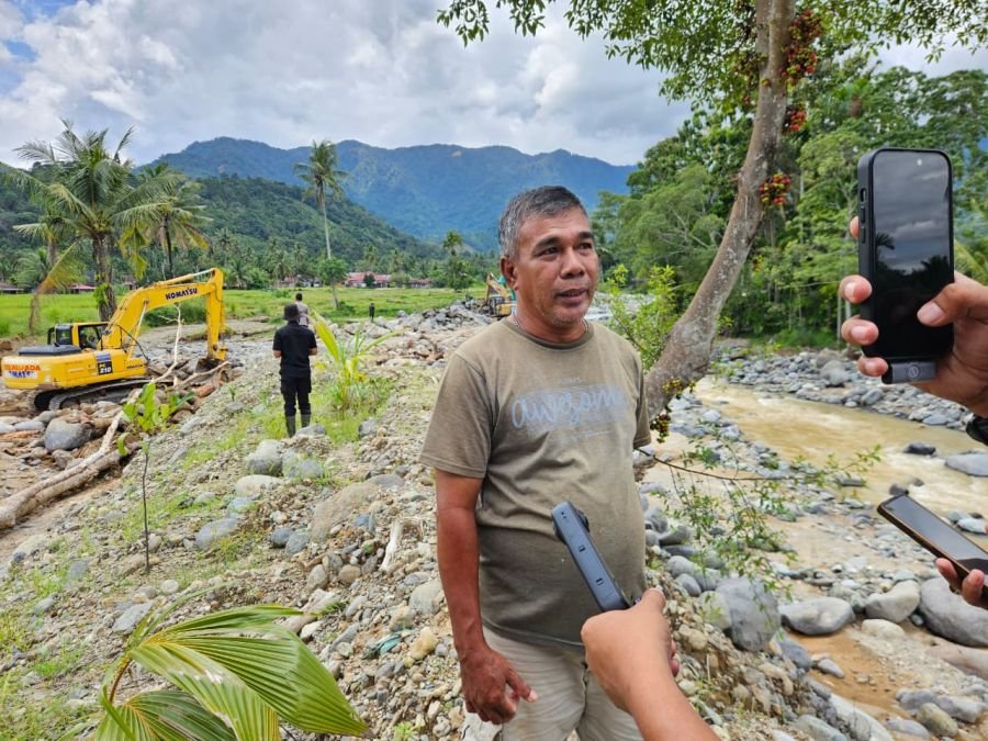 Respons Cepat Mahyeldi Tuai Apresiasi Warga Kuranji, tiga Alat Berat Bekerja Pulihkan Tanggul Jebol