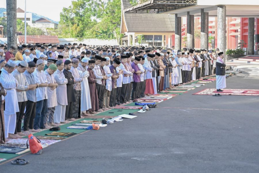 Ribuan Masyarakat Ikuti Sholat Idul Adha 1444 H di Halaman Kantor Gubernur