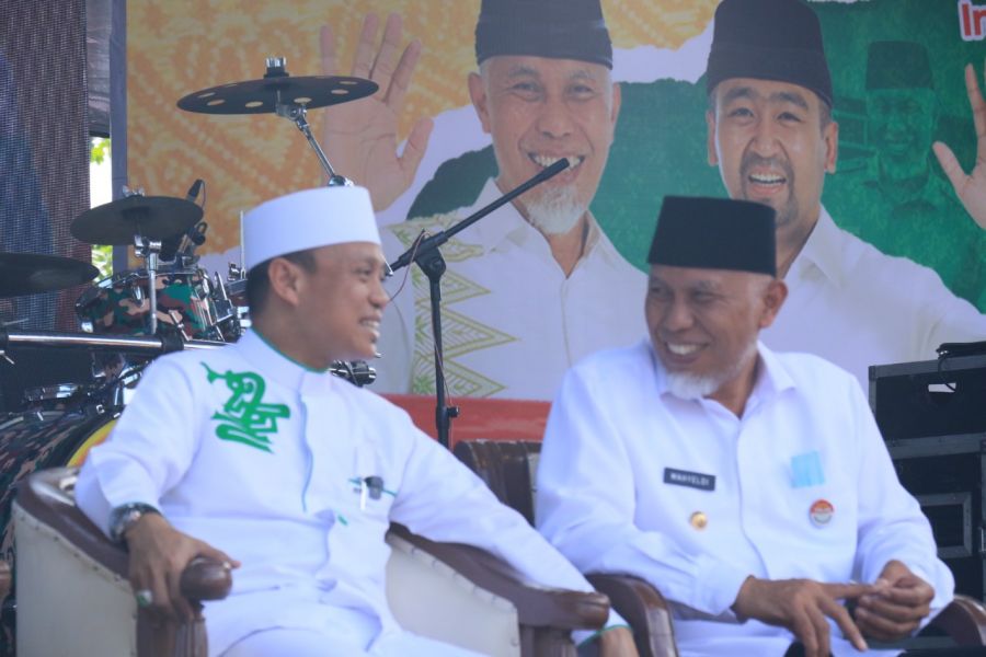 Ribuan Masyarakat Padati GOR Haji Agus Salim Dengarkan Tausyiah Ustadz Dasad Latief