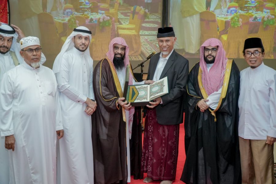 Ribuan Muslim Sumbar Buka Puasa Bersama Dubes dan Atase Agama Arab Saudi, Ada 1.000 Alqur'an Dibagi