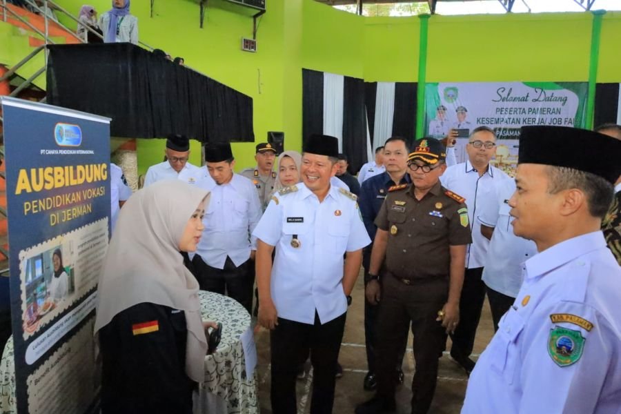 Ribuan Pencari Kerja Serbu GOR Tuanku Rao