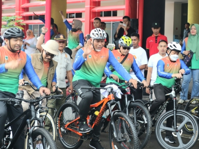 Ribuan Pesepeda Meriahkan Gowes Hari Jadi Sumbar ke-77