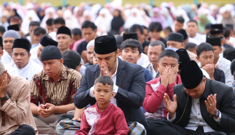 Ribuan Warga Sijunjung Salat Idul Adha di Lapangan M Yamin, Bupati: Kita Sudah Bebas dari PMK