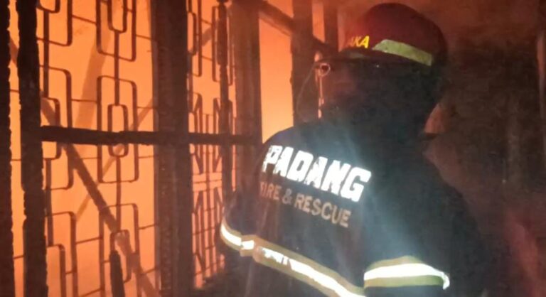 Rumah Terbakar di Padang Kerugian di Taksir Rp700 Juta