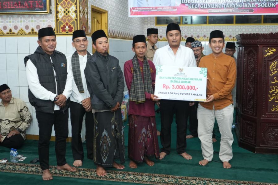 Safari Ramadan di Kabupaten Solok, Vasko Ruseimy Serahkan Bantuan untuk Dua Masjid