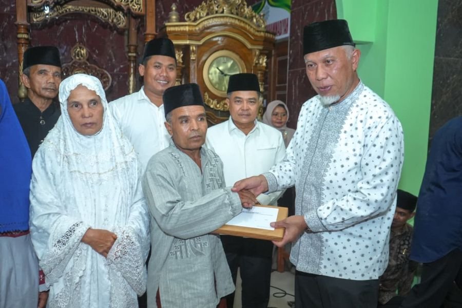 Safari Ramadan di Palembayan, Gubernur Mahyeldi Salurkan Bantuan
