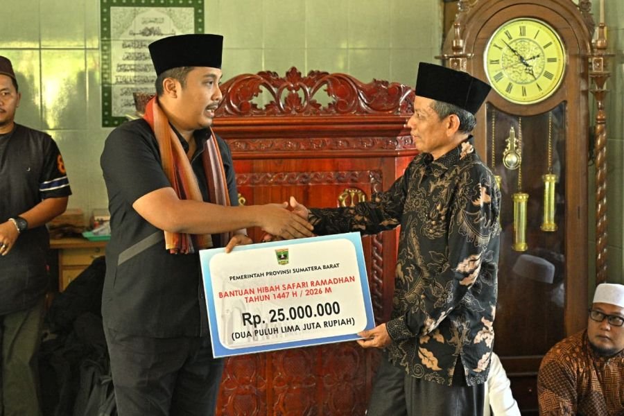 Safari Ramadan di Sijunjung, Wagub Vasko Serahkan Bantuan Rp25 Juta untuk Masjid Al-Ikhlas