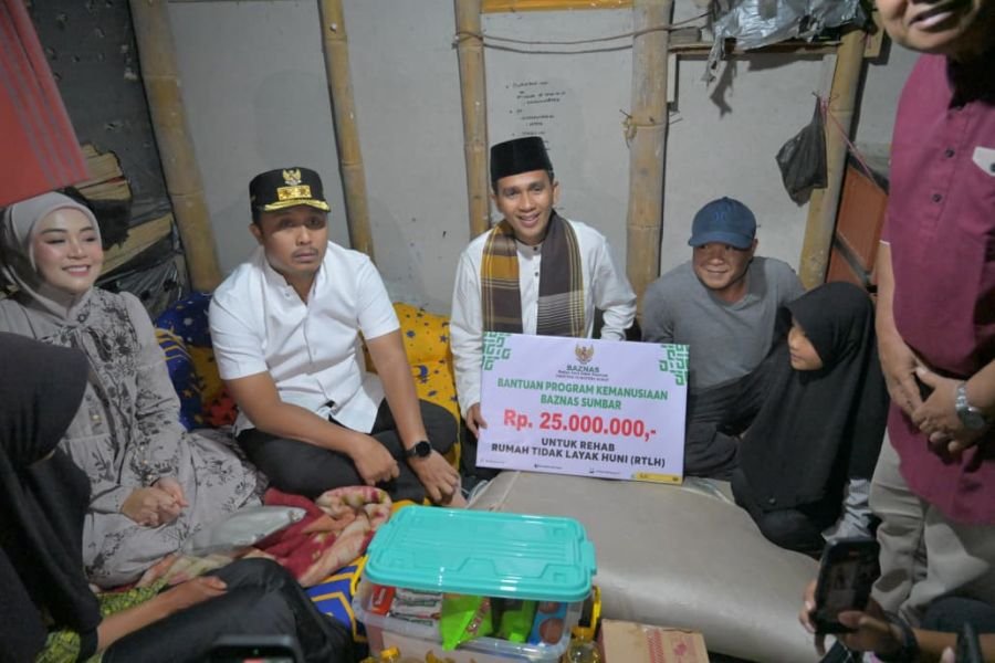 Safari Ramadan di Tanah Datar, Wagub Vasko Serahkan Bantuan Bedah Rumah untuk Keluarga Petani