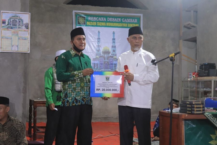 Safari Ramadan, Gubernur Sumbar Serahkan Bantuan Pembangunan Masjid Taqwa Pasaman 