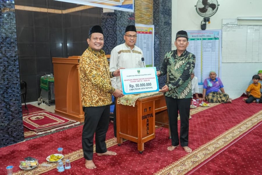 Safari Ramadhan di Padang, Sekdaprov Sumbar Serahkan Bantuan untuk Masjid dan 32 Panti Sosial