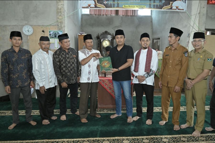 Safari Ramadhan ke Lima Puluh Kota, Wagub Vasko Serahkan Bantuan untuk Masjid Tazkir Bela Negara