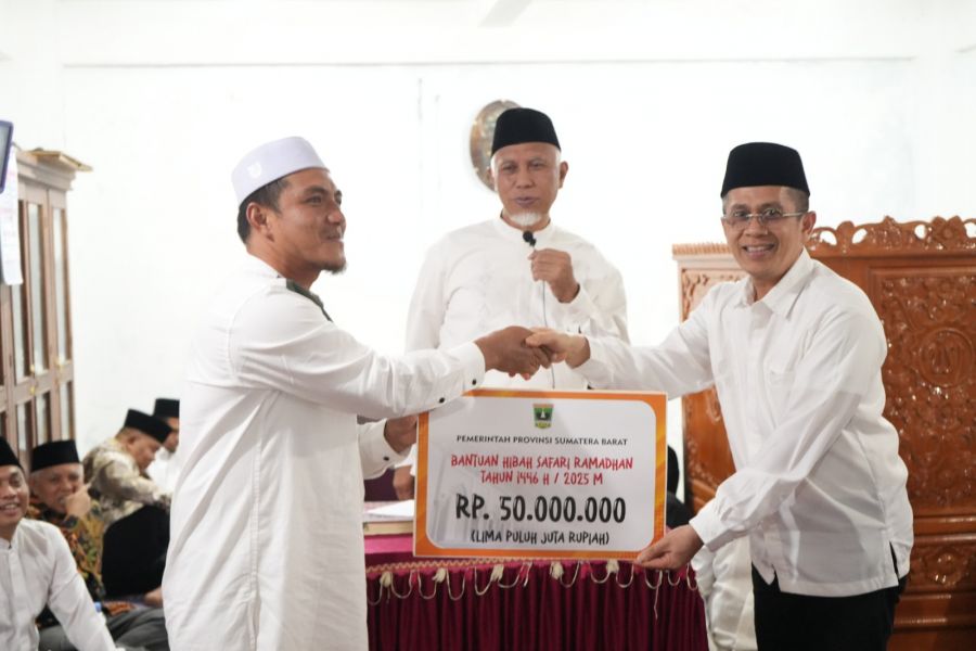 Safari Ramadhan ke Masjid Al Ihsan, Salayo Tanang Kab Solok, Mahyeldi Serahkan Sejumlah Bantuan