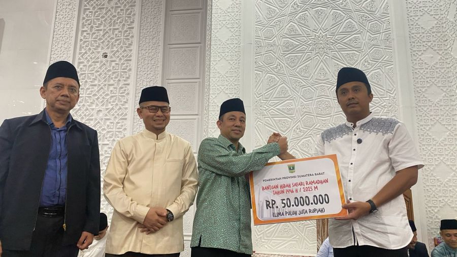 Safari Ramadhan Ke Masjid Istiqomah Bukittinggi, Wagub Vasko Serahkan Bantuan 50 Juta Rupiah
