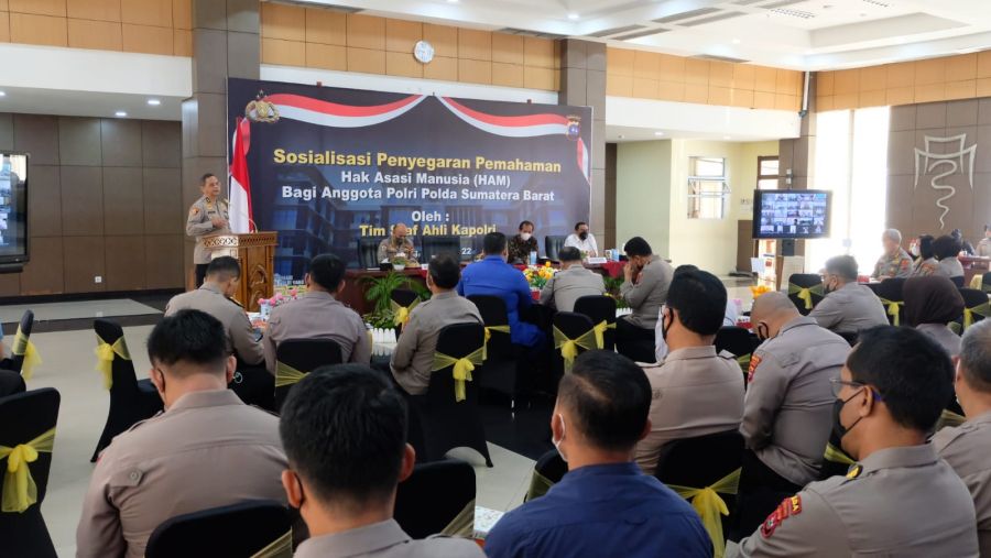 Sahli Kapolri Berikan Sosialisasi Penyegaran Pemahaman HAM di Polda Sumbar 