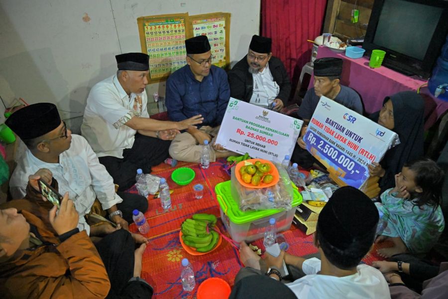 Sahur Bersama Warga Kurang Mampu di Jawi-Jawi, Gubernur Mahyeldi Serahkan Bantuan Bedah Rumah