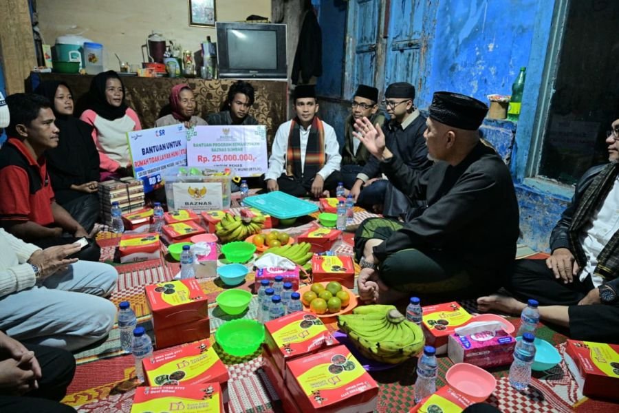 Sahur di Rumah Wirdawati, Mahyeldi Beri Bantuan Bedah Rumah Saat Safari Ramadan di Padang Panjang