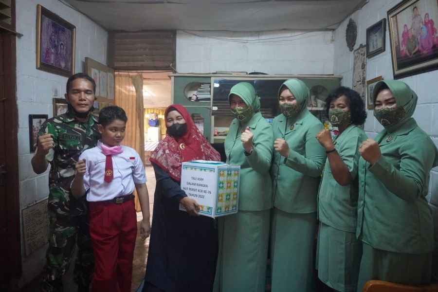 Saling Peduli Persit KCK 2022 Berikan Bantuan Keluarga Prajurit yang Membutuhkan
