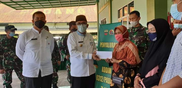 Salurkan Bansos Bagi 4.500 PKL dan Pemilik Warung, Wako Hendri Septa Apresiasi Kodim 0312/Padang