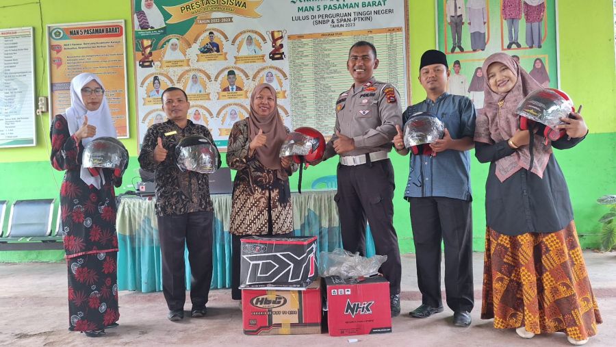 Sambil Sosialisasi Kamseltibcar, Satlantas Polres Pasbar Bagikan Puluhan Helm di MAN 5 Pasaman Barat
