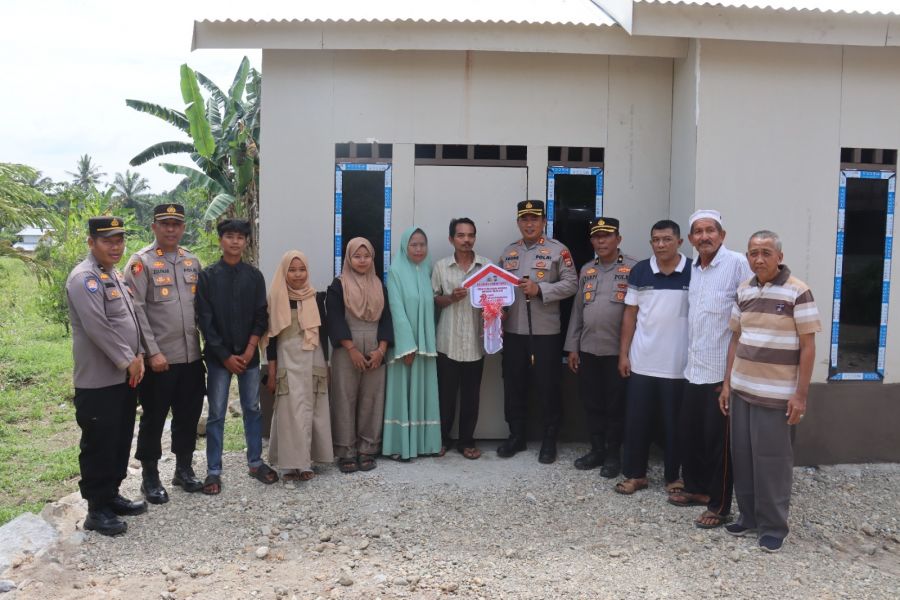 Sambut Hari Bhayangkara Ke-79, Kapolres Pasbar Serahkan Kunci ke Penerima Bantuan Bedah Rumah