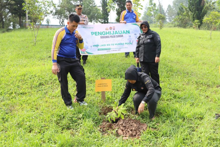 Sambut HUT Humas Polri dengan Pelestarian Lingkungan, Bidhumas Polda Sumbar Tanam Pohon