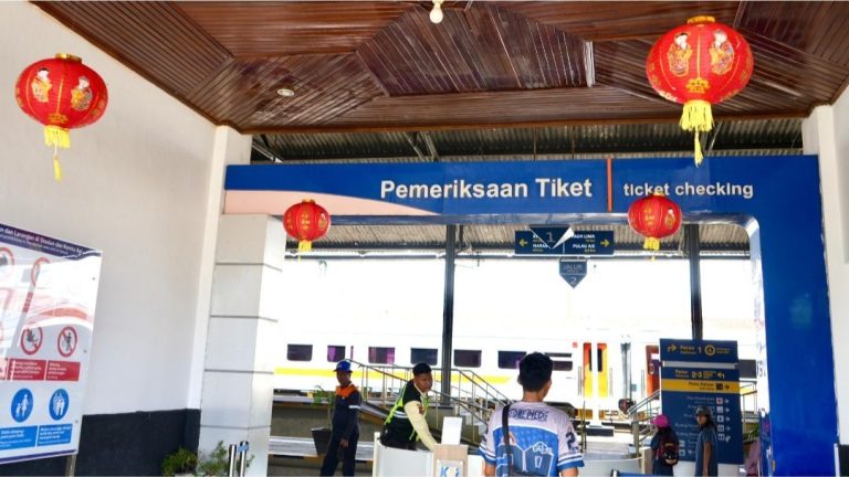 Sambut Imlek 2577, KAI Divre II Sumbar Pastikan Layanan KA Lokal Siap Angkut Ribuan Penumpang