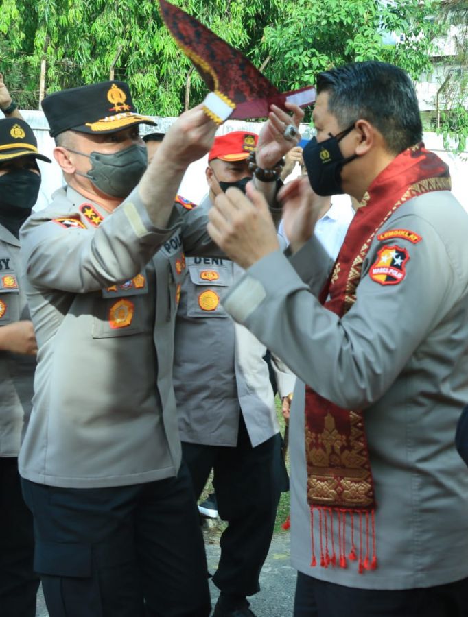 Sambut Kalemdiklat Polri dengan Pemasangan Deta, Kapolda Sumbar: Lestarikan Budaya Sumbar 