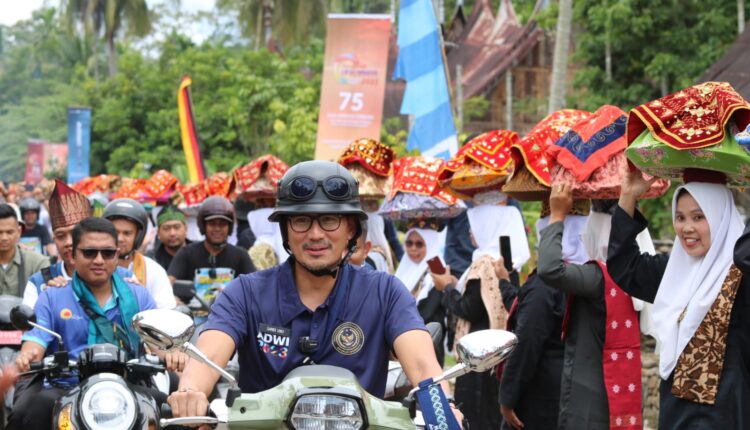 Sandiaga Uno Sapa Masyarakat Desa Wisata Perkampungan Adat Sijunjung Menggunakan Scooter Vespa