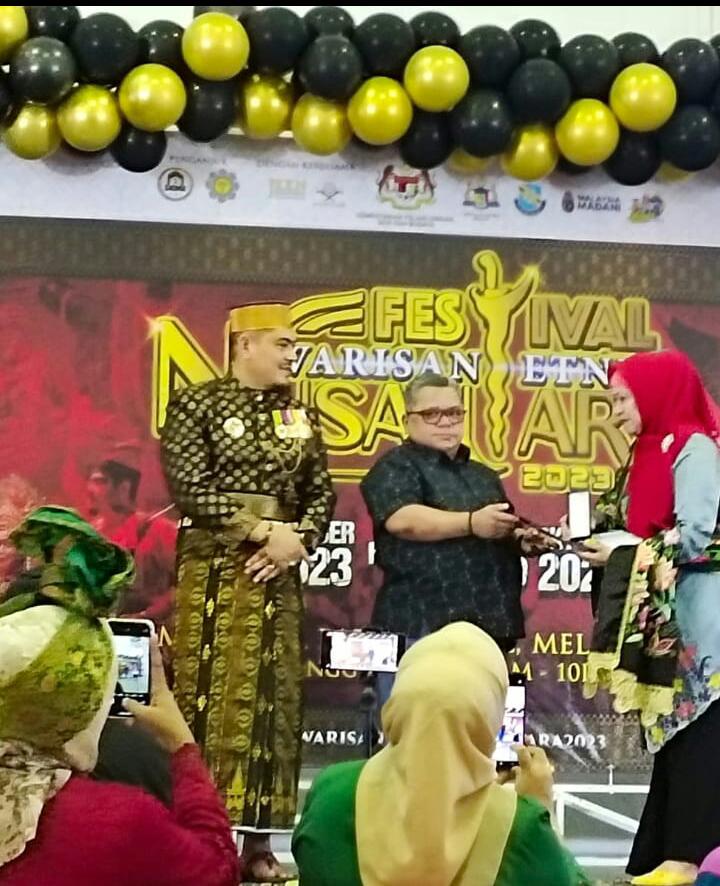 Sastri Bakry Terima Anugrah Pelestari Adat dan Budaya Nusantara dari Malaysia