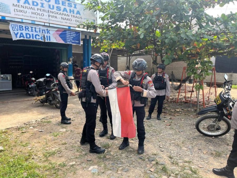 Sat Brimob Dharmasraya Gelar Razia Bendera One Piece dan Bagikan Bendera Merah Putih
