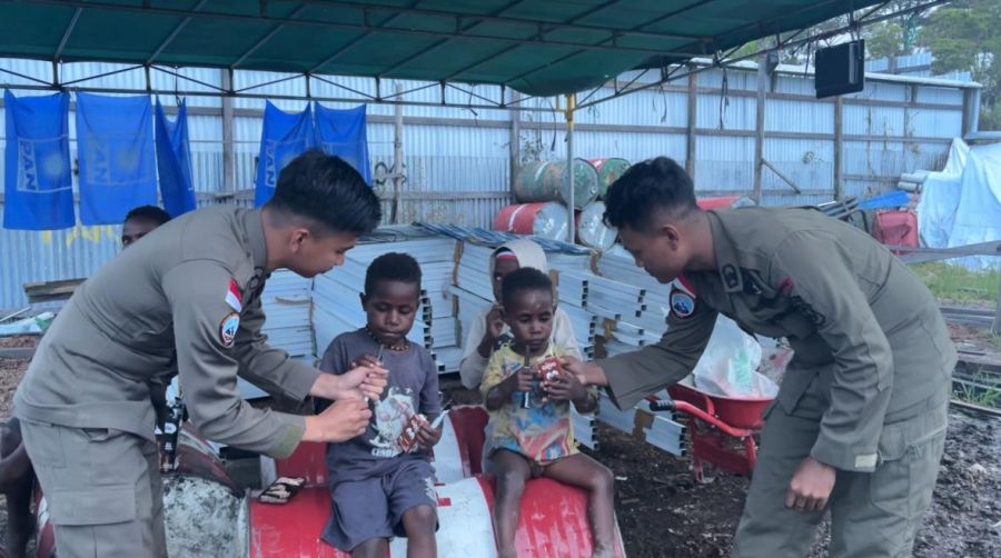 Satgas Humas Damai Cartenz-2025 Berbagi Keceriaan dengan Anak-Anak Distrik Mulia Puncak Jaya