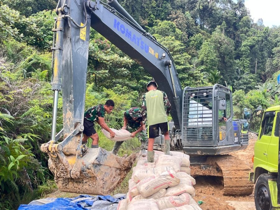 Satgas Karya Bakti TNI AD Bahu Membahu Turunkan Material Percepat Pembangunan Jembatan 