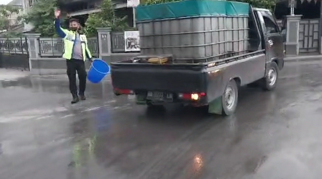 Satlantas Polresta Bukittinggi Bersihkan Material Abu Vulkanik di Jalanan 
