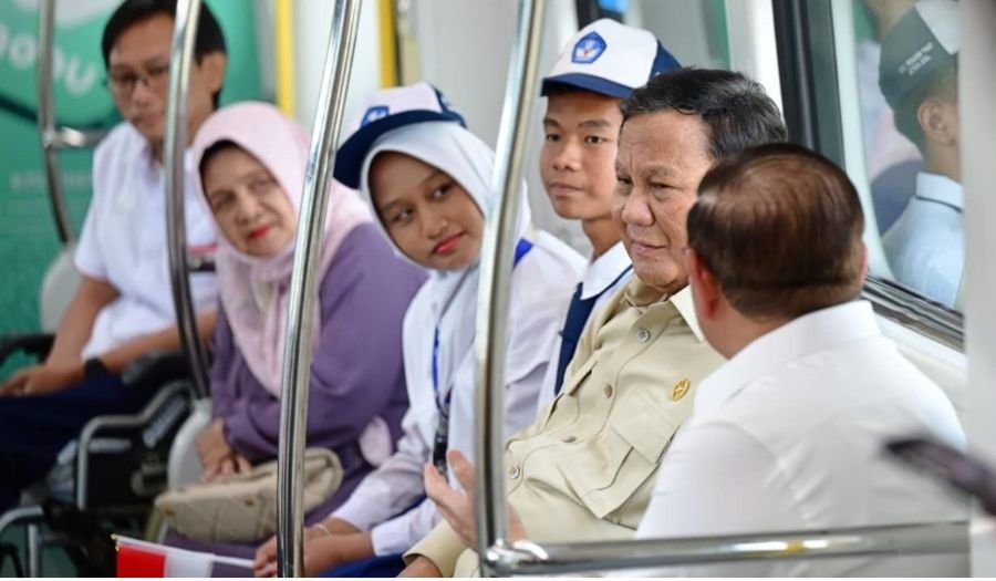 Satu Perjalanan Bersama Presiden Prabowo, Beragam Cerita Warga di LRT Jakarta