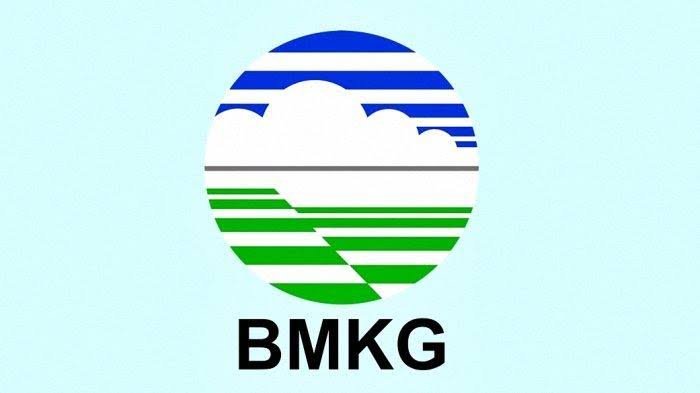 Satu Unit Mobil Tertimpa Pohon