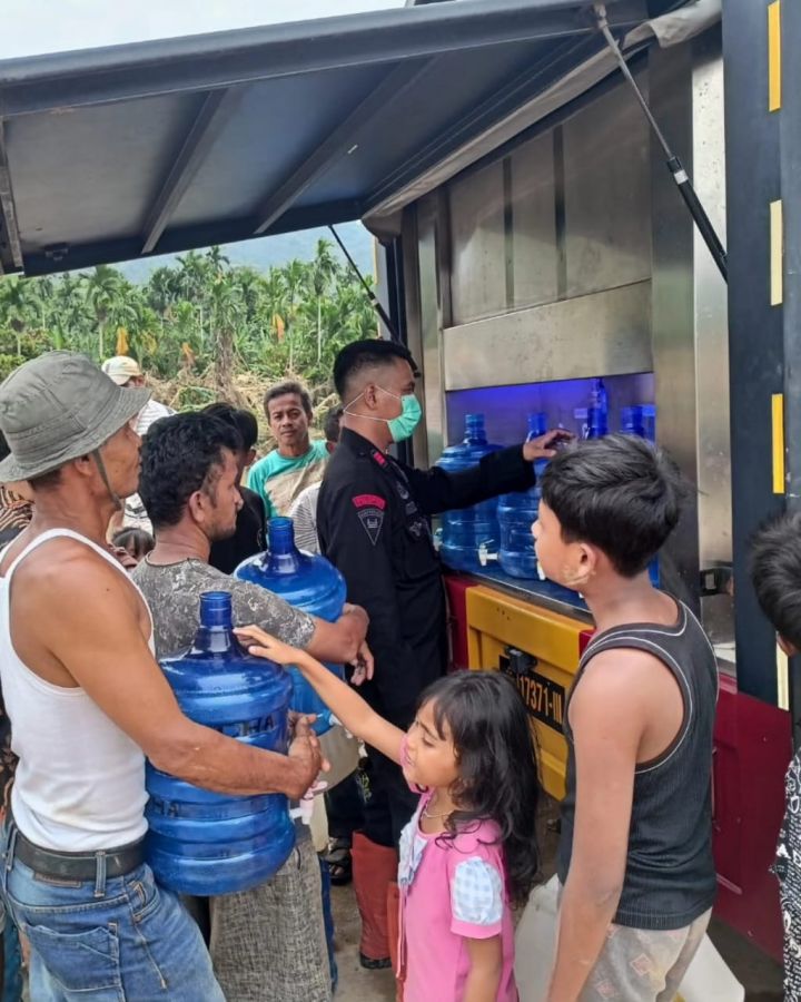 Satuan Brimob Sumbar Salurkan Air Bersih Pasca Banjir di Pesisir Selatan