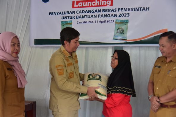 Sebanyak 2.400 Masyarakat Sawahlunto Terima Bantuan Beras dari Badan Pangan Nasional 
