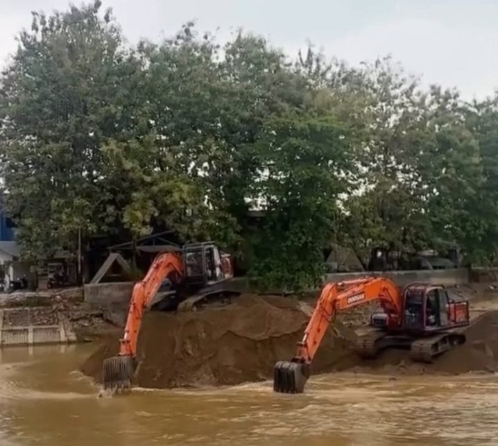 Sedimen Batang Kuranji Dikeruk, BWS Sumatera V Antisipasi Risiko Banjir di Kawasan Permukiman