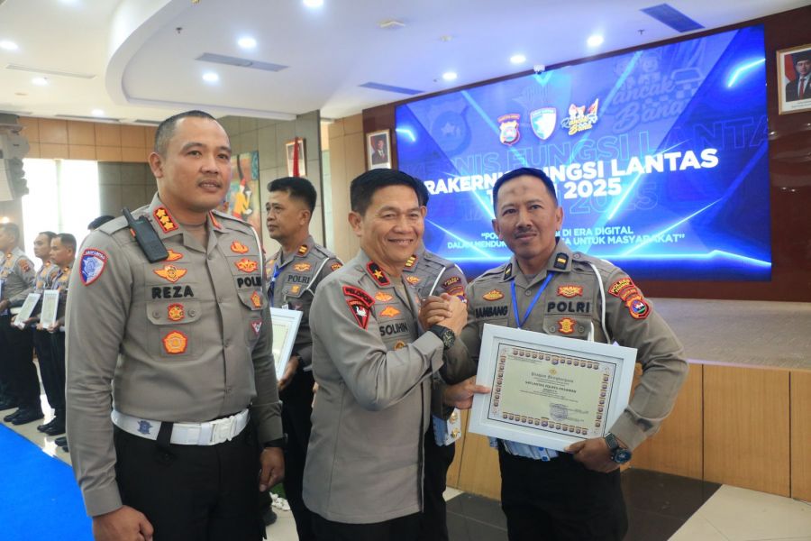 Sejumlah Satlantas Jajaran Polda Sumbar Raih Piagam Penghargaan Pada Rakernis Fungsi Lantas 2025