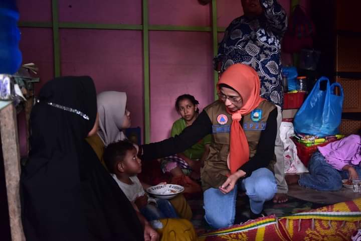 Sekda Ambun Kadri Antar Langsung Bantuan ke Warga Terdampak Pohon Tumbang di Guguak Bungo