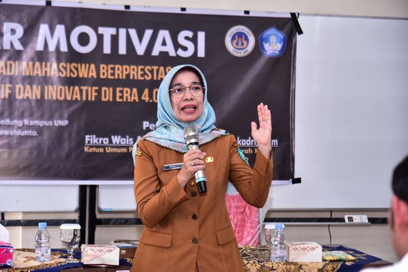 Sekda Ambun Kadri Jadi Pemateri Seminar Motivasi kepada Mahasiswa PSDKU UNP Sawahlunto