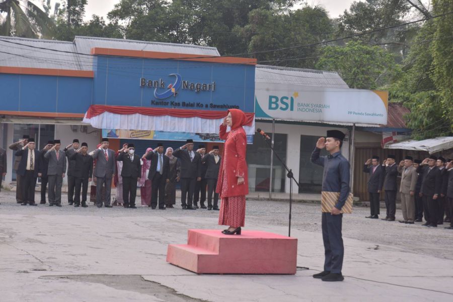 Sekda Ambun Kadri Menjadi Inspektur Upacara di Lingkungan Pemko Sawahlunto