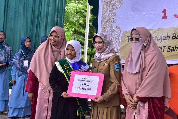 Sekda  Apresiasi Penyelenggara Wisuda AKbar ke -VII Yayasan Khairul Ummah Sawahlunto