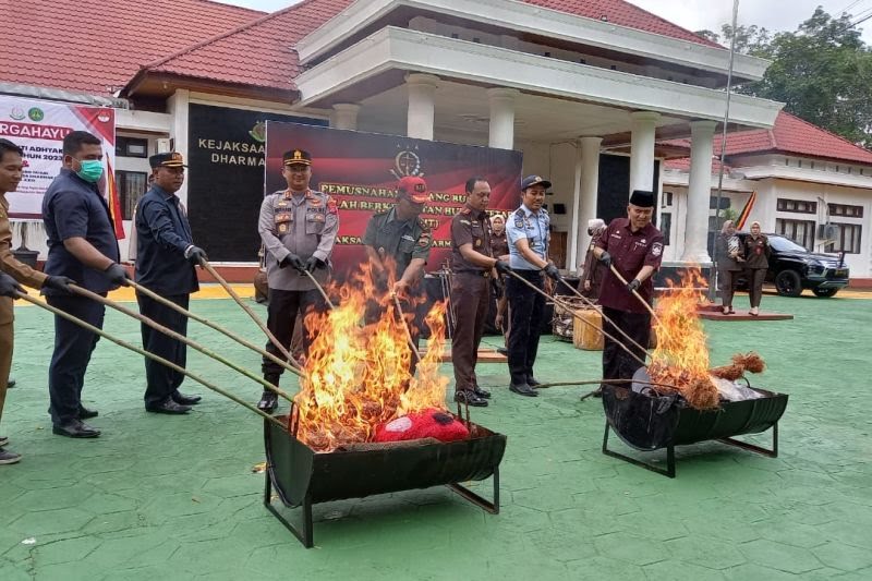 Sekda Dharmasraya Hadiri Pemusnahan Barang Bukti Narkotika Bersama Kapolres dan Unsur Forkopimda