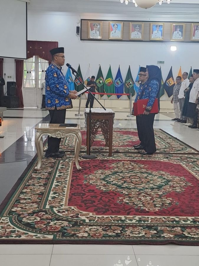 Sekda Sumbar Lantik 32 Pejabat Administrator dan Pengawas, Tekankan Integritas dan  Pelayanan Publik