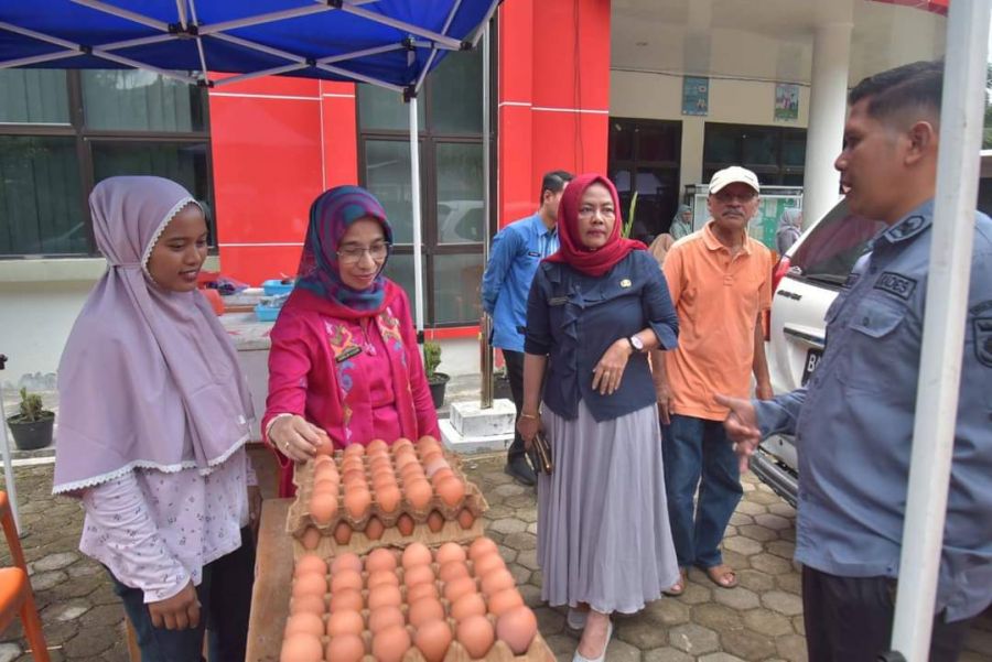 Sekdako Ambun Kadri Tinjau Pelaksanaan Operasi Pasar Pangan di Desa Tumpuak Tangah Kecamatan Talawi