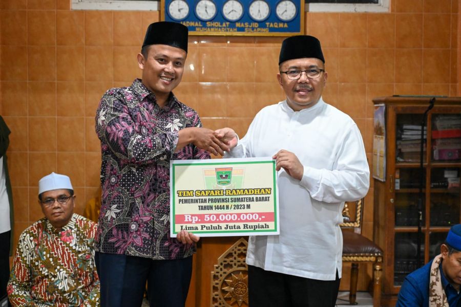Sekdaprov Hansastri Serahkan Bantuan Safari Ramadan di Ranah Batahan, Pasaman Barat