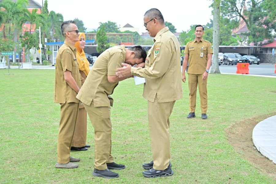 Sekdaprov Sumbar Berikan Penghargaan Kepada ASN Sekretariat Daerah Berprestasi